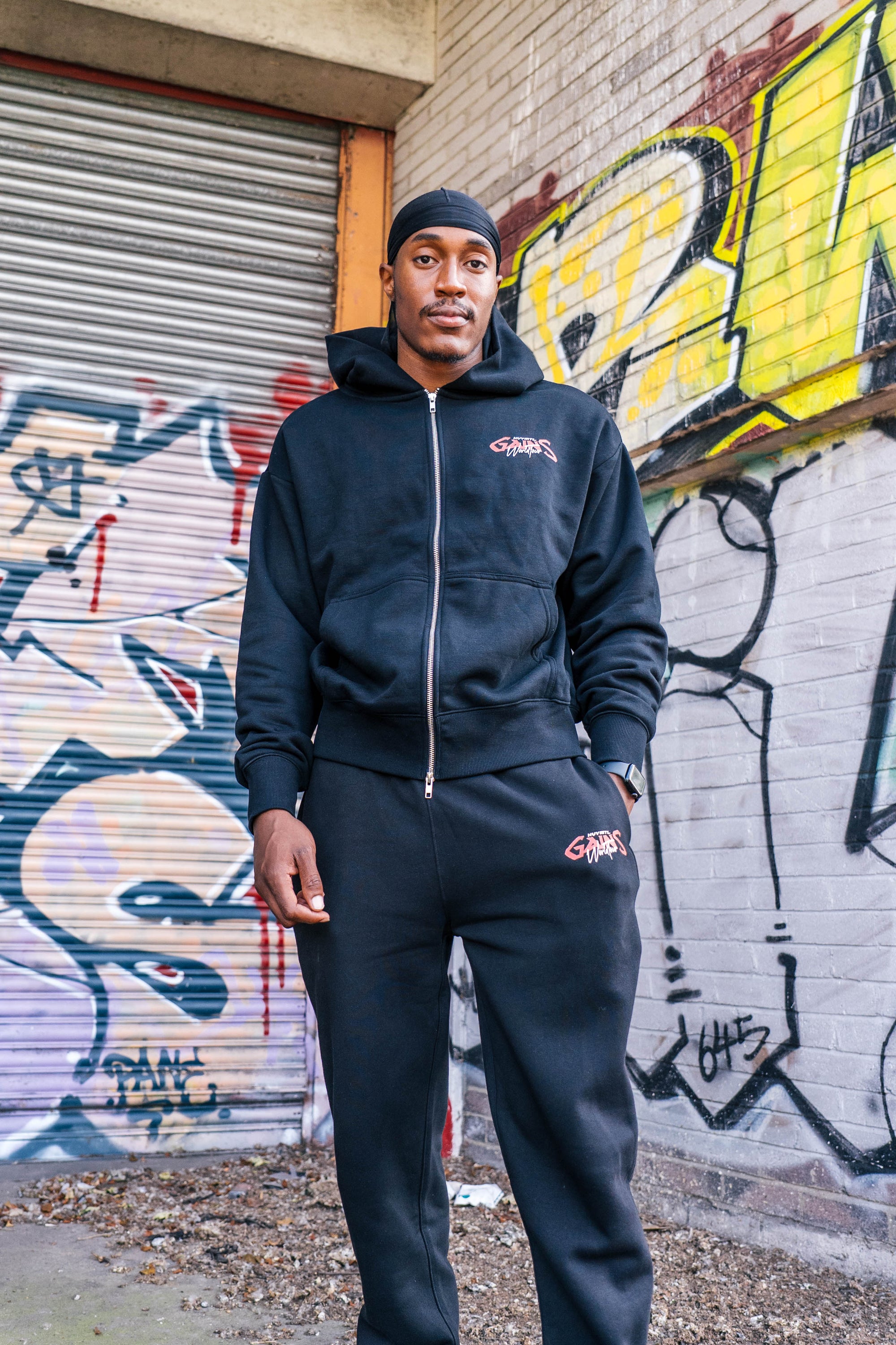 HOODIES & SWEATSHIRTS
